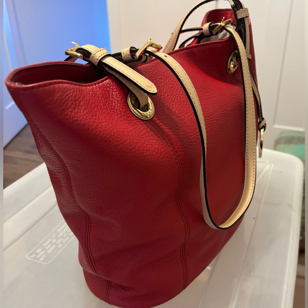💕Michael Kors Jet Set Tote Bag. 
Red leather, beige shoulder straps.